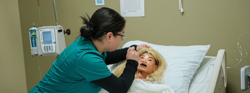 Female 护理 Student Examining a Patient