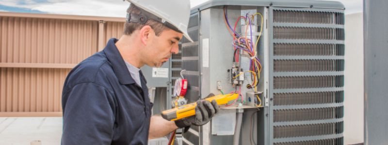 暖通空调 Technician Working on a Machine
