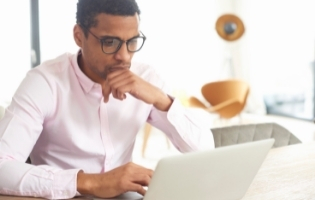 浏览所有课程 man on laptop