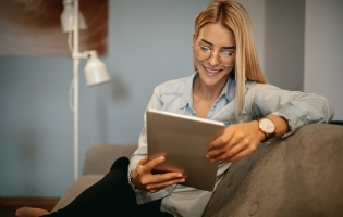 浏览所有课程 woman looking at mobile device