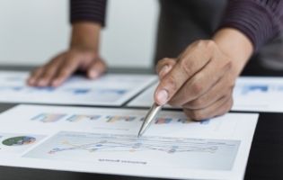 h和s with pencil 和 paper