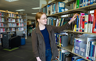 Female Student in 图书馆