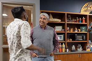 Two 国际学生 Talking