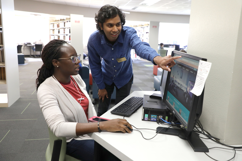 Students in the NWACC 图书馆 Students in the NWACC 图书馆