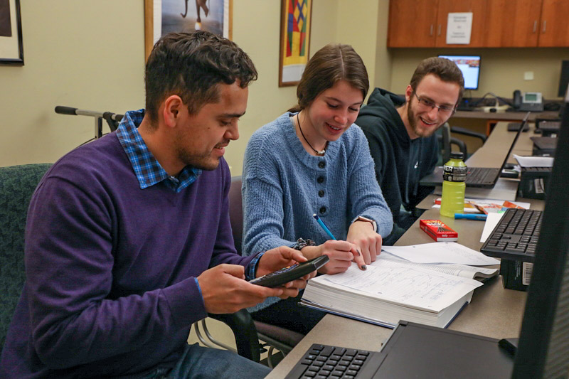 NWACC Students in 数学中心 NWACC Students in 数学中心