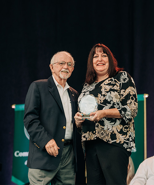 Image of 凯伦·雷诺兹 Receiving the Award from Dick Trammel Image of 凯伦·雷诺兹 Receiving the Award from Dick Trammel